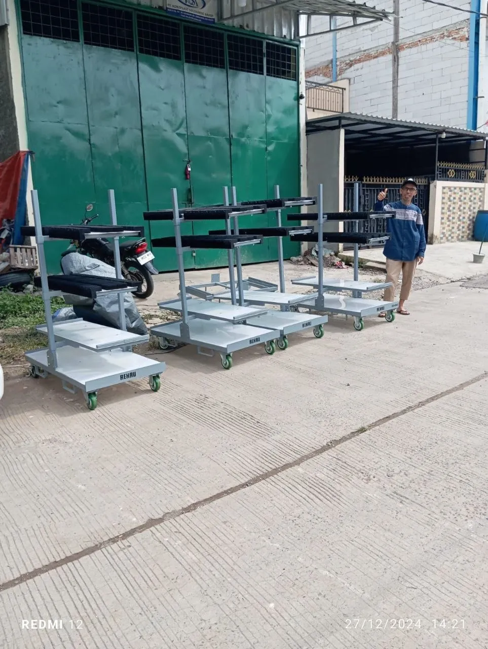 Pekerjaan fabrikasi custom rack untuk kebutuhan pelanggan industri.