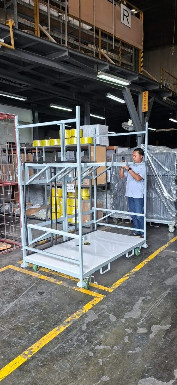 Rak fabrikasi custom di area workshop industri.