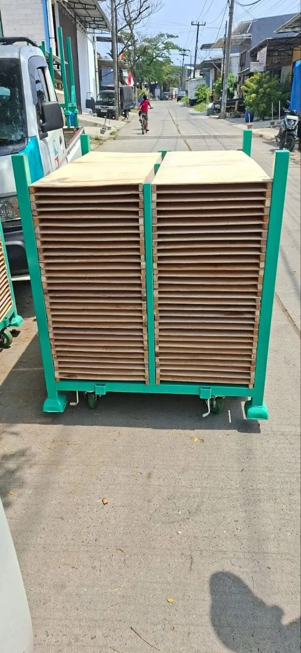 Panel material handling yang siap dipindahkan ke area pengiriman.