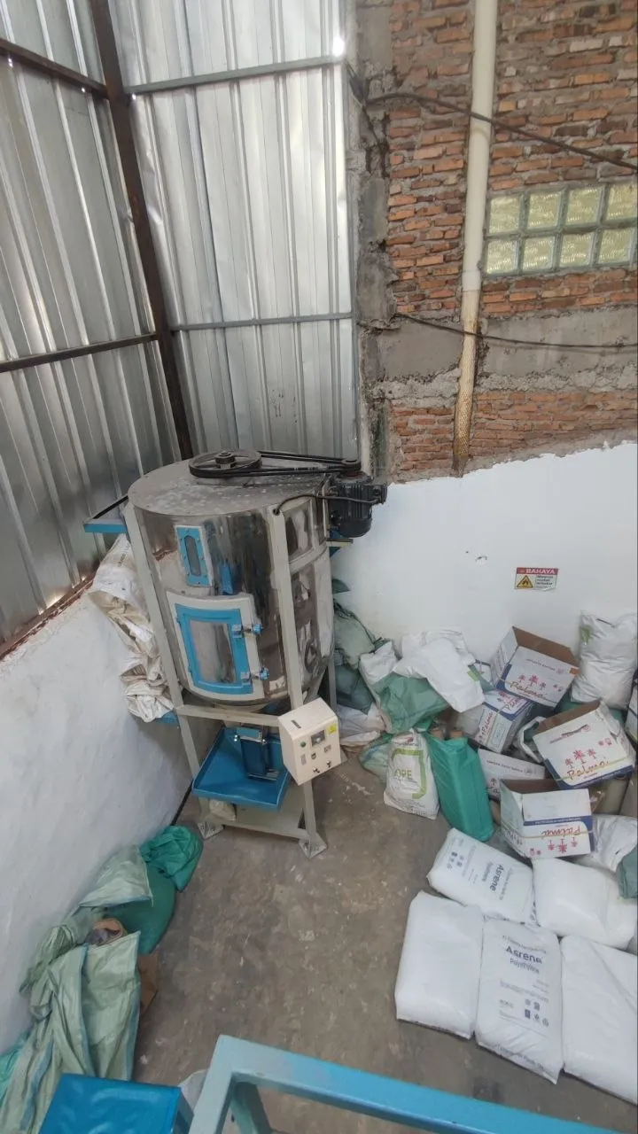 Mesin produksi bahan packaging.