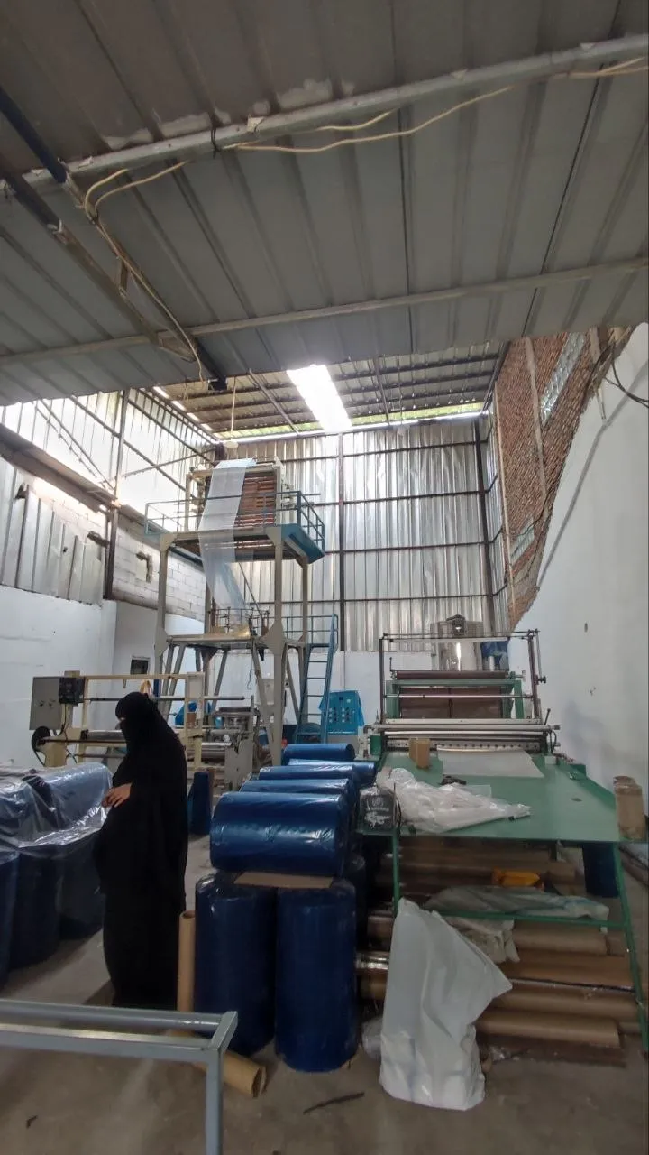 Fasilitas fabrikasi dan packaging support.