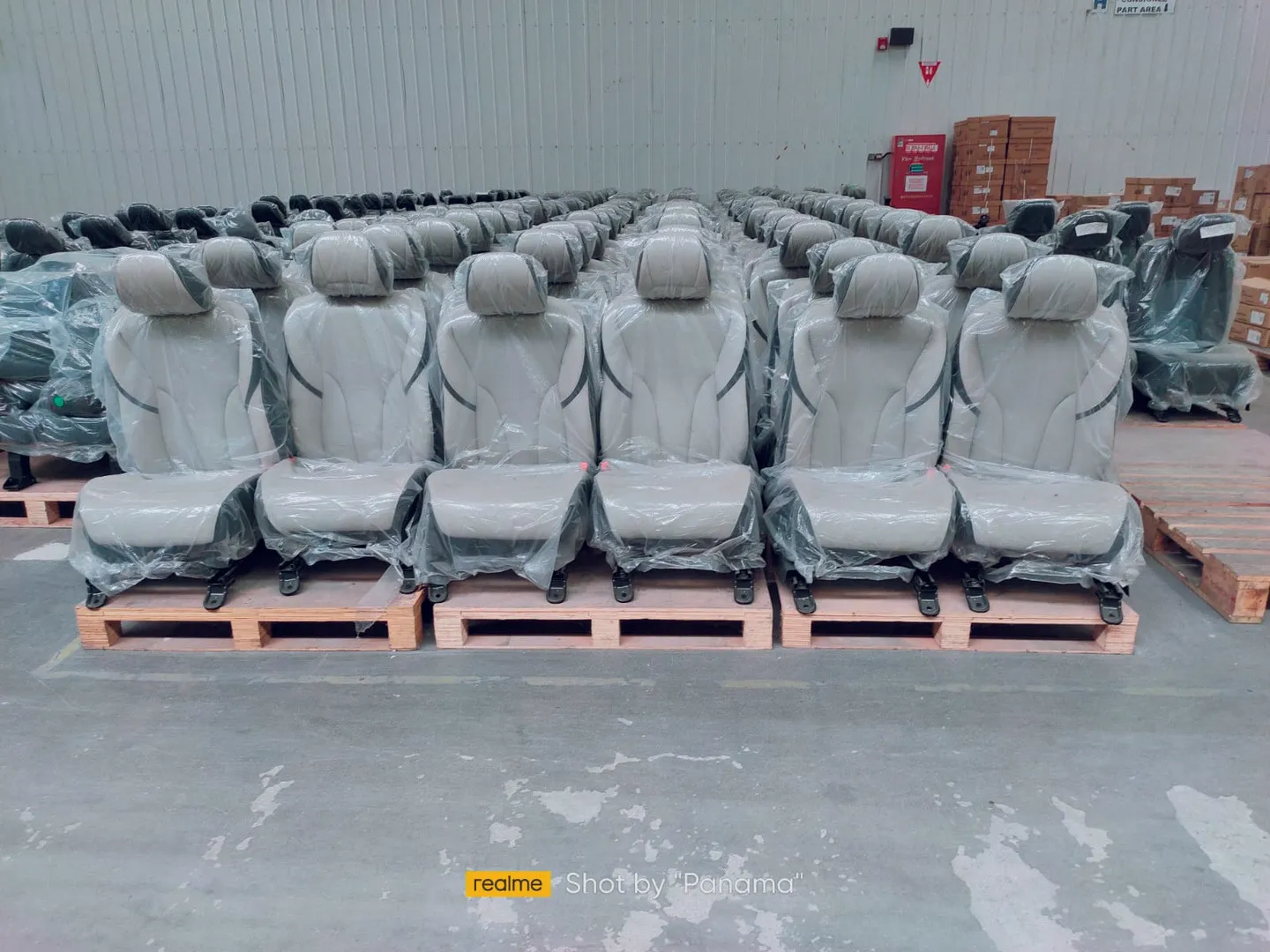 Dust cover terpasang untuk melindungi kursi selama penyimpanan.