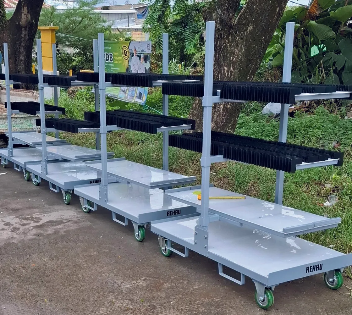 Deretan polybox untuk kebutuhan material handling industri.